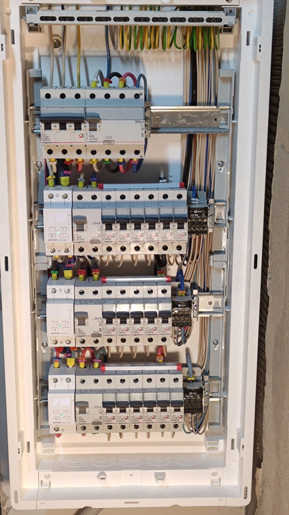 Electrician profesional cu experiență și certificat