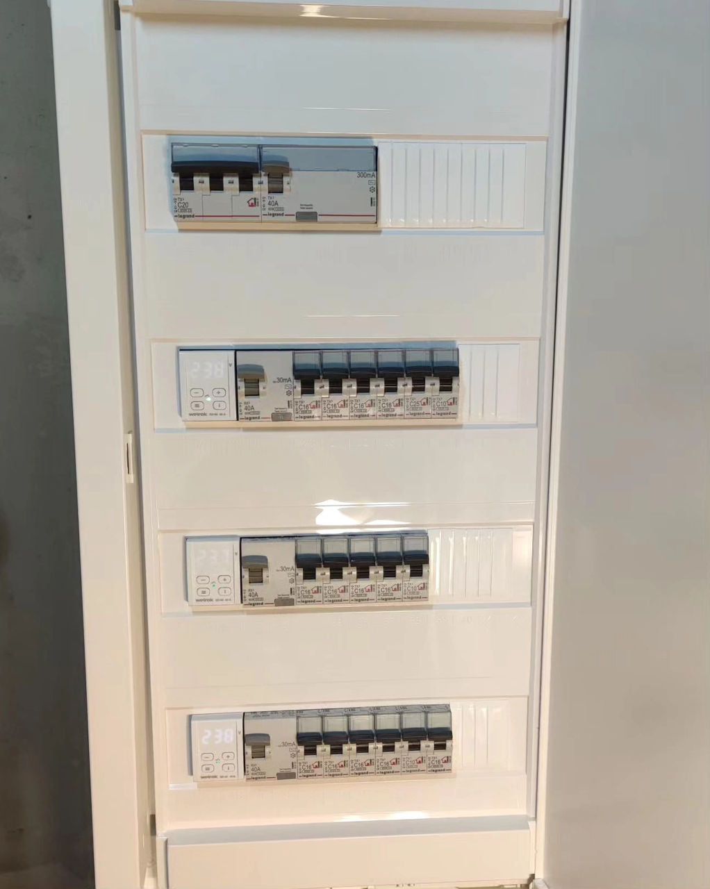 Electrician profesional cu experiență și certificat