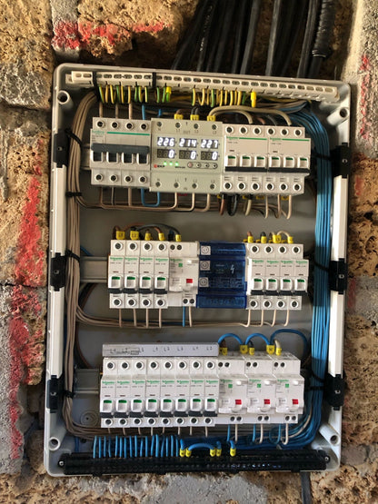 Electrician profesional cu experiență și certificat