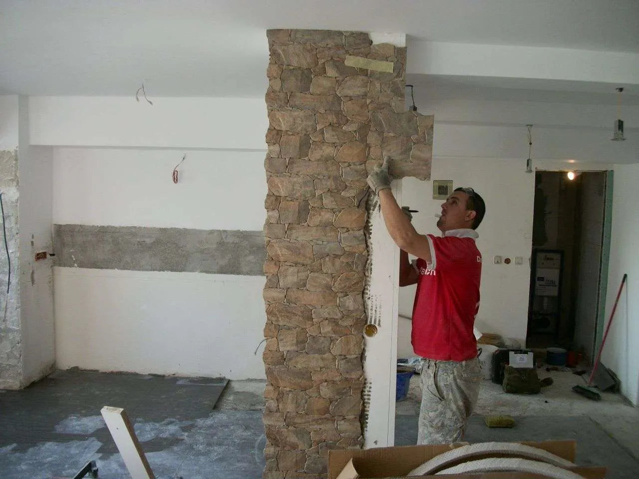 Reparatie la cheie absolut toate lucrarille de la 0. Efectuăm servicii : vopsit, tencuieli, montaj